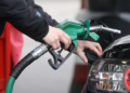 Çmimi i naftës në Shqipëri kalon 2 euro, më i shtrenjti në rajon, Serbia rikthen masat mbështetëse