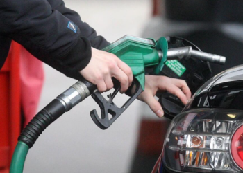 Çmimi i naftës në Shqipëri kalon 2 euro, më i shtrenjti në rajon, Serbia rikthen masat mbështetëse