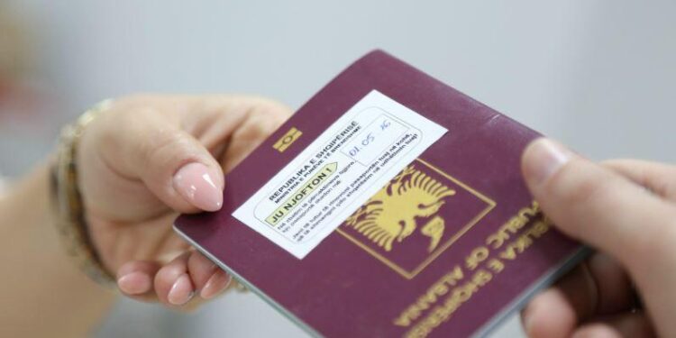 Më pak interes për pasaportën shqiptare, bie me 46% shtetësia shqiptare për të huajt me 2025