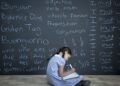 Studimi: Të flasësh disa gjuhë mund ta mbajë trurin deri në 13 vjet më të ri