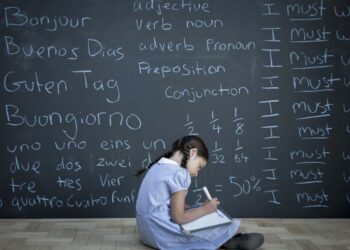 Studimi: Të flasësh disa gjuhë mund ta mbajë trurin deri në 13 vjet më të ri
