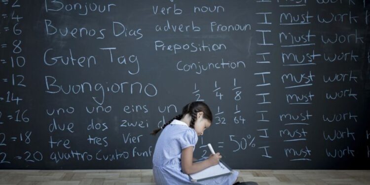 Studimi: Të flasësh disa gjuhë mund ta mbajë trurin deri në 13 vjet më të ri
