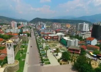 Tirana dhe Elbasani “nën pushtetin” e pluhurit, raporti nxjerr ndotësit kryesorë të ajrit