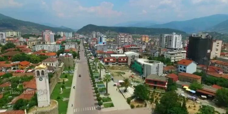 Tirana dhe Elbasani “nën pushtetin” e pluhurit, raporti nxjerr ndotësit kryesorë të ajrit