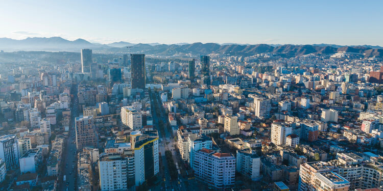 Tirana, mes tregjeve më të shtrenjta, qiratë e zyrave në kulla arrijnë deri në 40 euro/m²