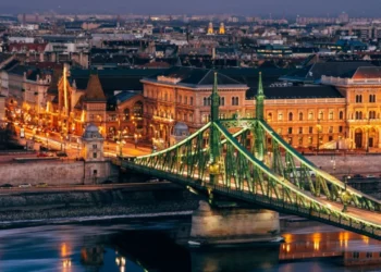 Vala ekstreme e të nxehtit/ Hungaria fik ndriçimin dekorativ në disa monumente ikonike të Budapestit, në një përpjekje për të kursyer energji