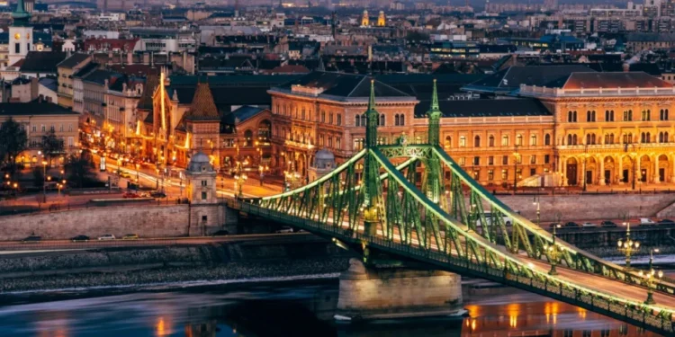 Vala ekstreme e të nxehtit/ Hungaria fik ndriçimin dekorativ në disa monumente ikonike të Budapestit, në një përpjekje për të kursyer energji
