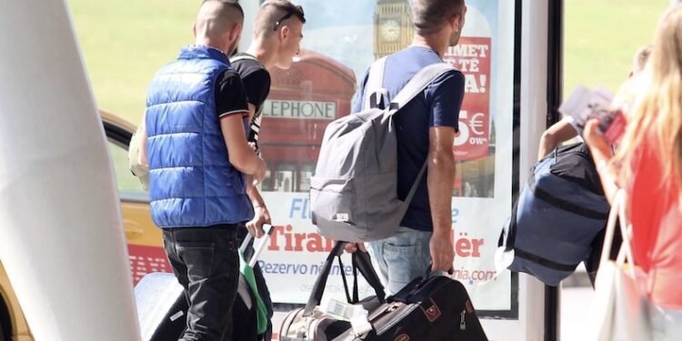 Shqipëria po “plaket”, teksa 49% e popullsisë ka emigruar