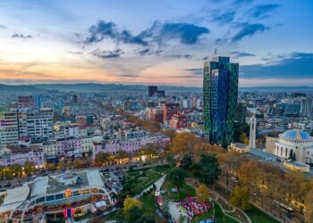 Forbes rekomandon Shqipërinë për pensionistët amerikanë/ Nivel i ulët kostosh, siguri, kujdes shëndetësor dhe lehtësi procedurash