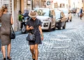 Kalimi i rrugës me telefonin në dorë? Në Itali mund t’ju kushtojë 75 euro