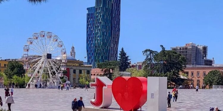 Francezët zgjedhin Shqipërinë – U rritën me 288,2%. “BFM Business” veçon çmimet, aksesin dhe rivierën