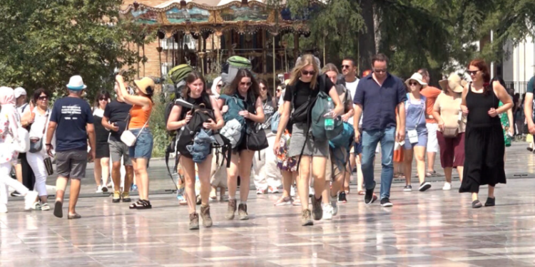 Rritja e çmimeve në korrik, ekspertët: Ndikim i sezonit turistik