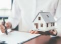 Tregu i pronave në informalitet të lartë/ Studimi: Një në tre agjentë pa licencë