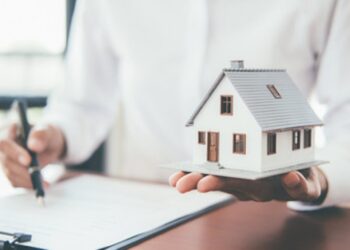 Tregu i pronave në informalitet të lartë/ Studimi: Një në tre agjentë pa licencë
