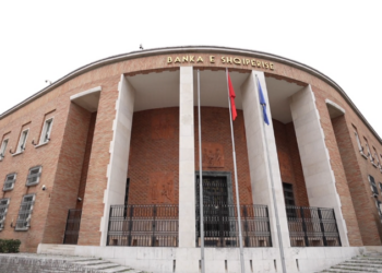 Analiza e ekonomisë/ BSH: Mungesa e punonjësve dhe luftrat, dy pasiguritë e mëdha të biznesit