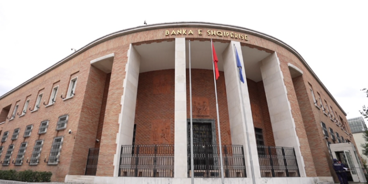 Analiza e ekonomisë/ BSH: Mungesa e punonjësve dhe luftrat, dy pasiguritë e mëdha të biznesit
