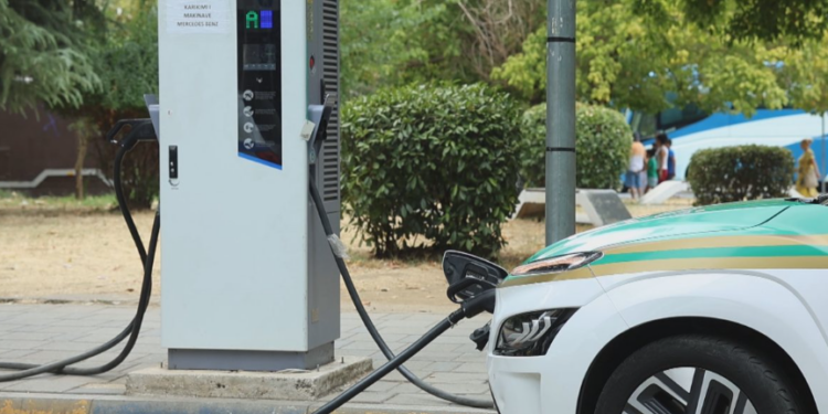 Shqiptarët ndryshojnë shije, kalojnë tek makinat elektrike