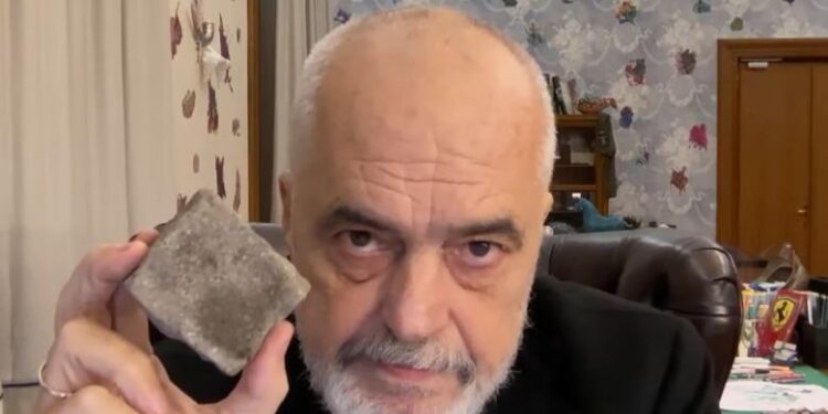 “Burg, burg” e “jep dorëheqjen”/ Rama: Më bindni pse duhet të iki unë!