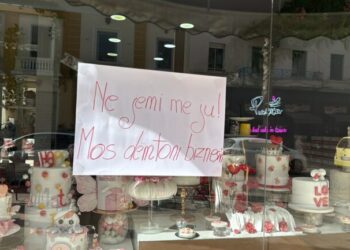 “Jemi me ju, mos na dëmtoni”, bizneset në Tiranë dhe Durrës apelojnë për kujdes