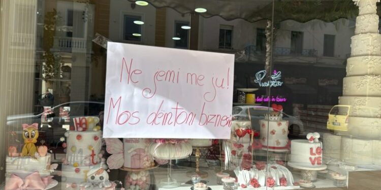“Jemi me ju, mos na dëmtoni”, bizneset në Tiranë dhe Durrës apelojnë për kujdes