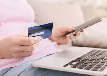 Shqiptarët “braktisin” sportelet, 2.7 trilionë lekë transaksione online në një vit