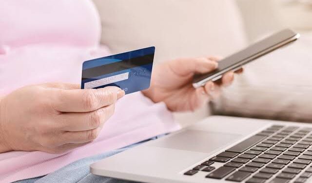 Shqiptarët “braktisin” sportelet, 2.7 trilionë lekë transaksione online në një vit
