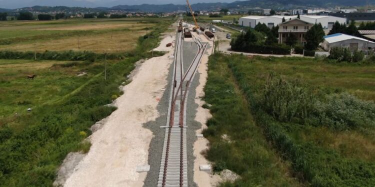 Nisin konsultimet për operatorin e linjës hekurudhore Tiranë–Durrës–Rinas