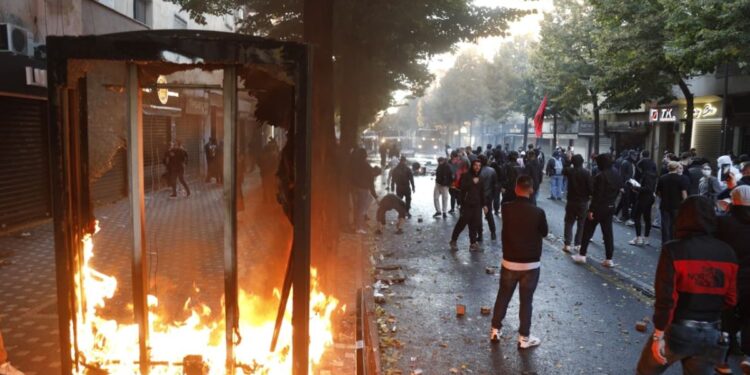 Ibrahimaj thirrje bizneseve: Dokumentoni dëmet nga protesta