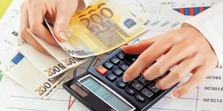 Ekskluzive/ Sa përfitojnë nga ulja e tatimit mbi pagat dhe sa preken mbi 7 mln lekë?